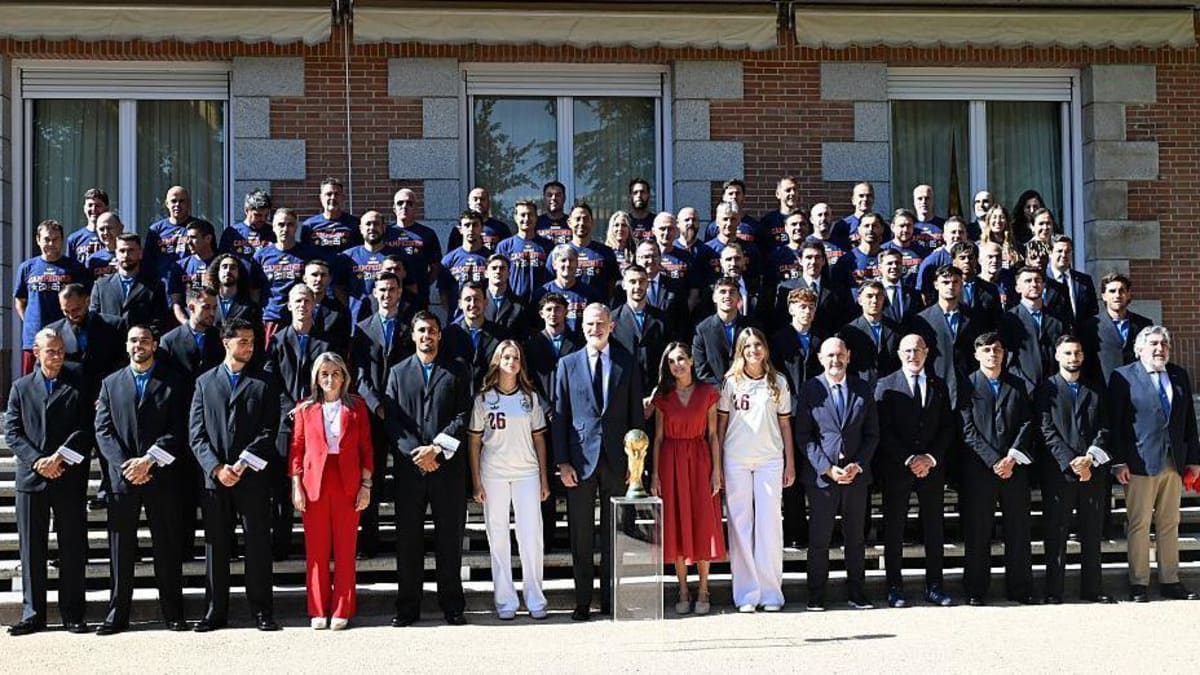 Spain Celebrates World Cup Win with Madrid Victory Parade - Image 5