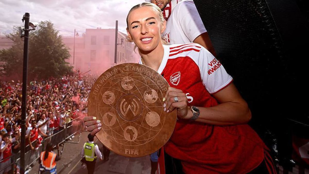 Arsenal Fans Celebrate First Title in 22 Years - Image 5