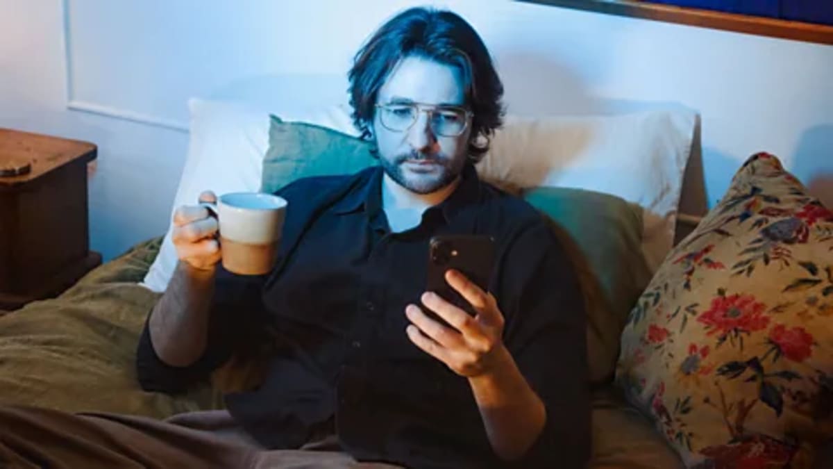 Scientists Say Your Phone Isn't Actually Ruining Your Sleep - Image 4