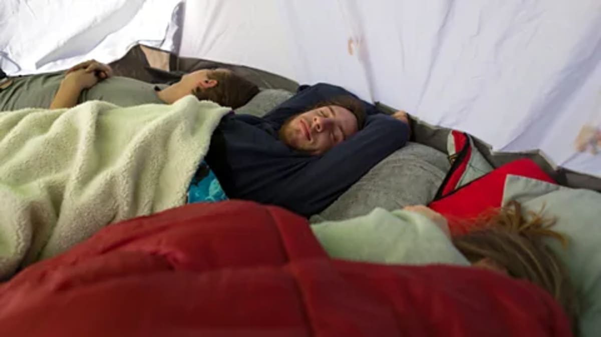 Weekend Camping Resets Your Sleep Clock, Science Confirms - Image 3