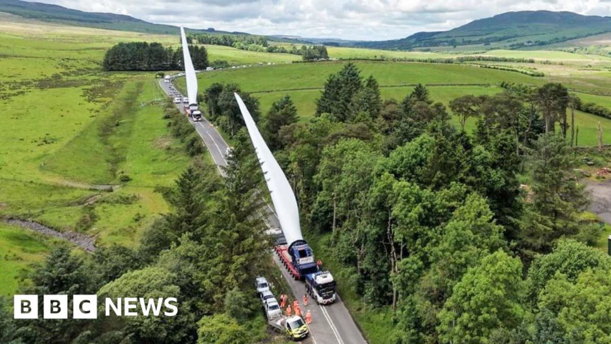 Scotland Delivers Two Giant Turbine Blades in One Convoy