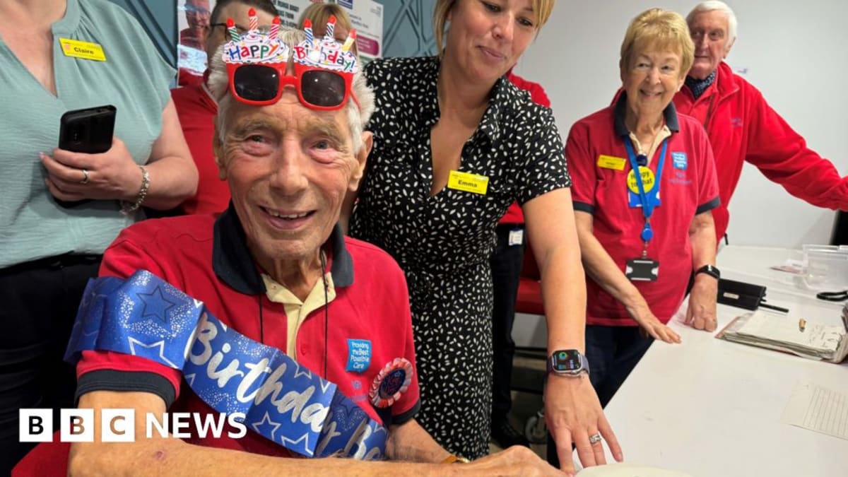 90-Year-Old Derek Helps Break Hospital Volunteer Record