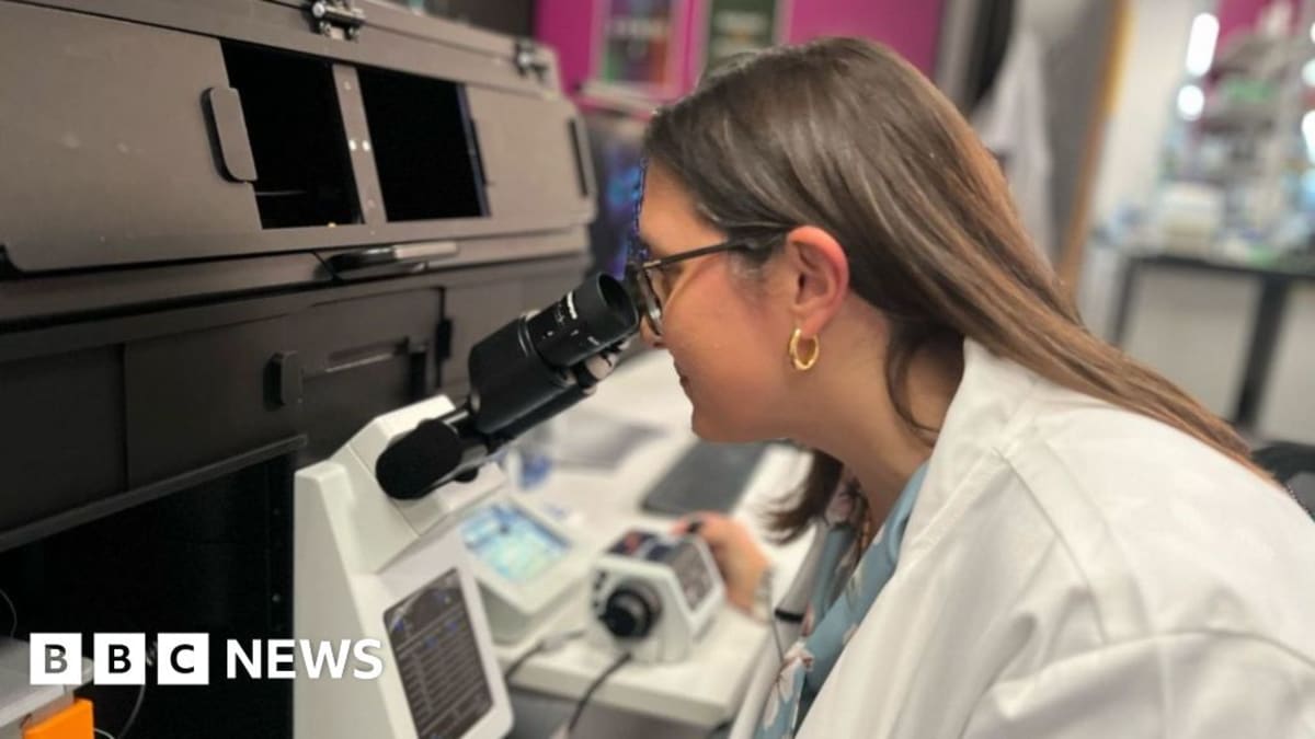 UK Lab Gets Nobel-Winning Microscope for Bowel Disease Cure