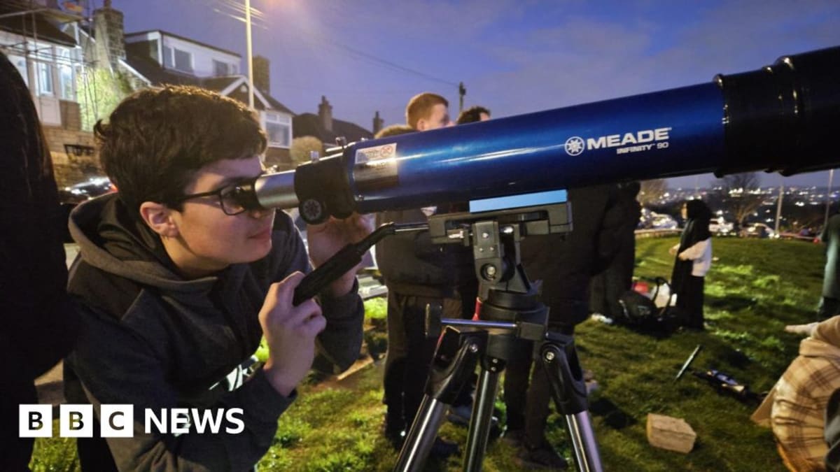 UK Muslims Pass Moon Spotting Tradition to Next Generation