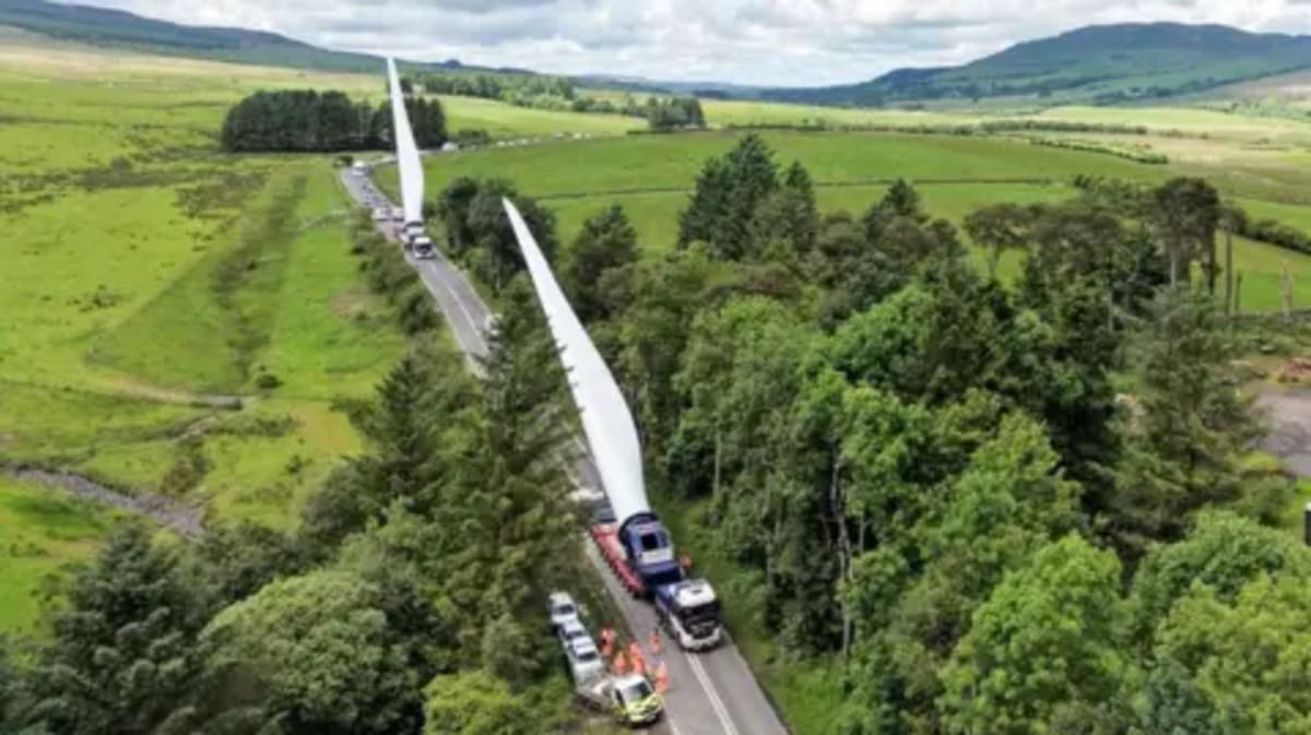 Scotland Delivers Two Giant Turbine Blades in One Convoy - Image 2