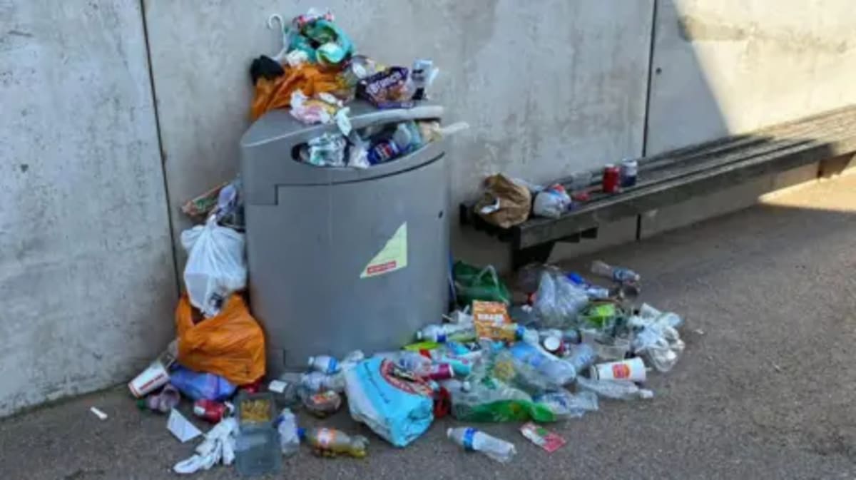 Volunteers Rally to Clean Beach After Holiday Crowd Surge - Image 5