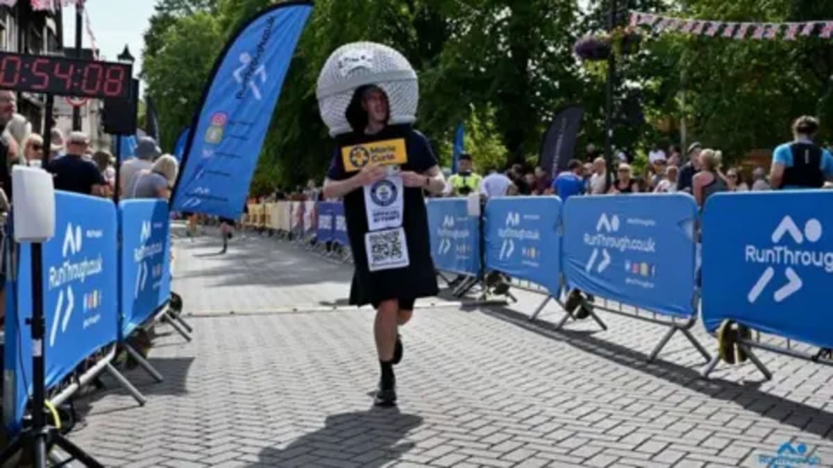 Comedian Runs Half Marathon Dressed as Microphone for 2nd Record - Image 2