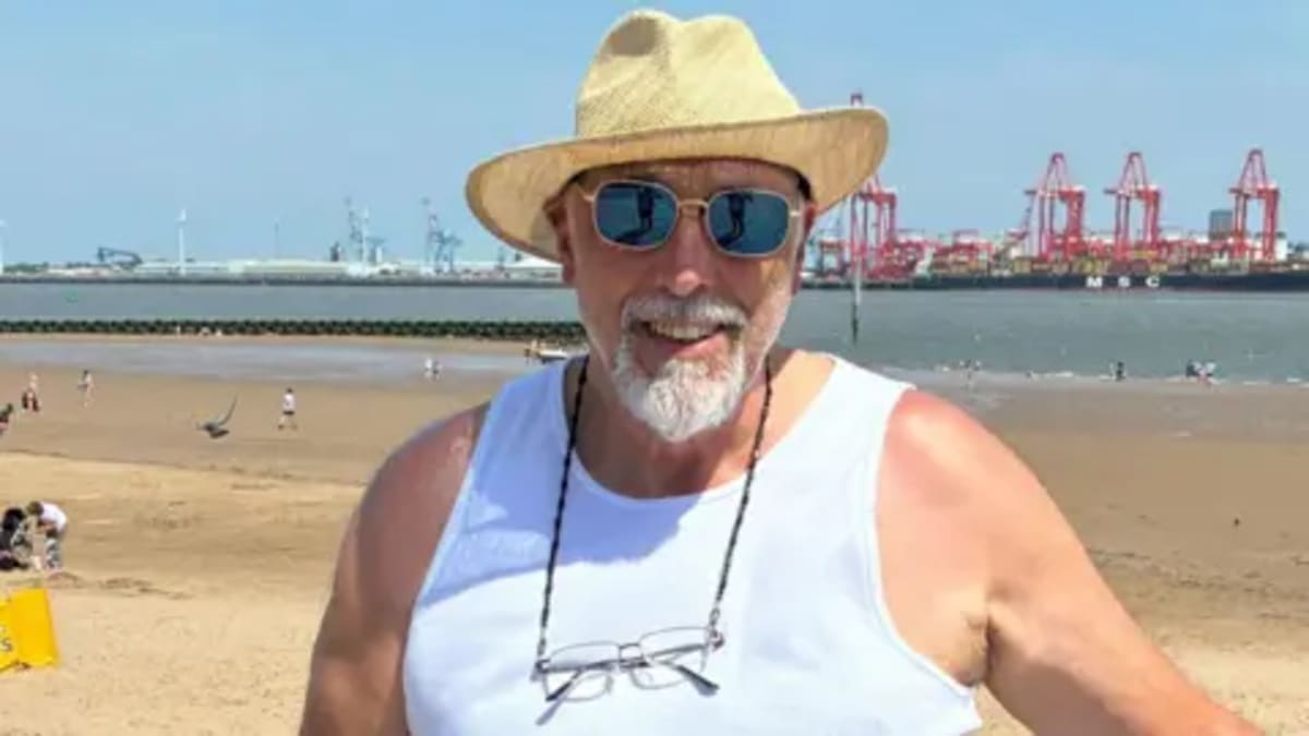 Volunteers Rally to Clean Beach After Holiday Crowd Surge - Image 2