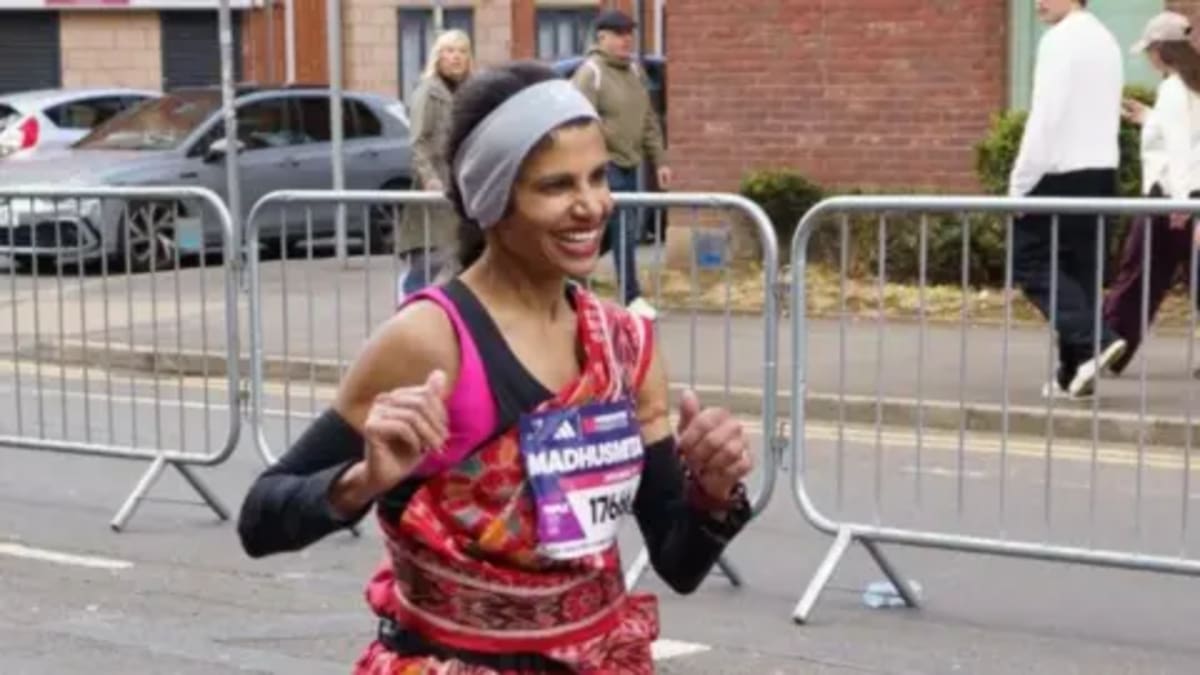 Mom Runs Marathon in Sari, Smashes Record by 12 Minutes - Image 2