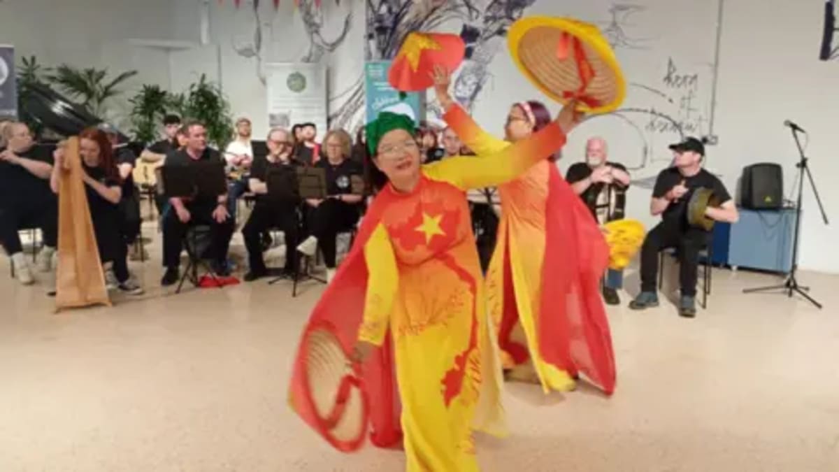 Iranian Refugee Finds Family Through Irish Music in Belfast - Image 2