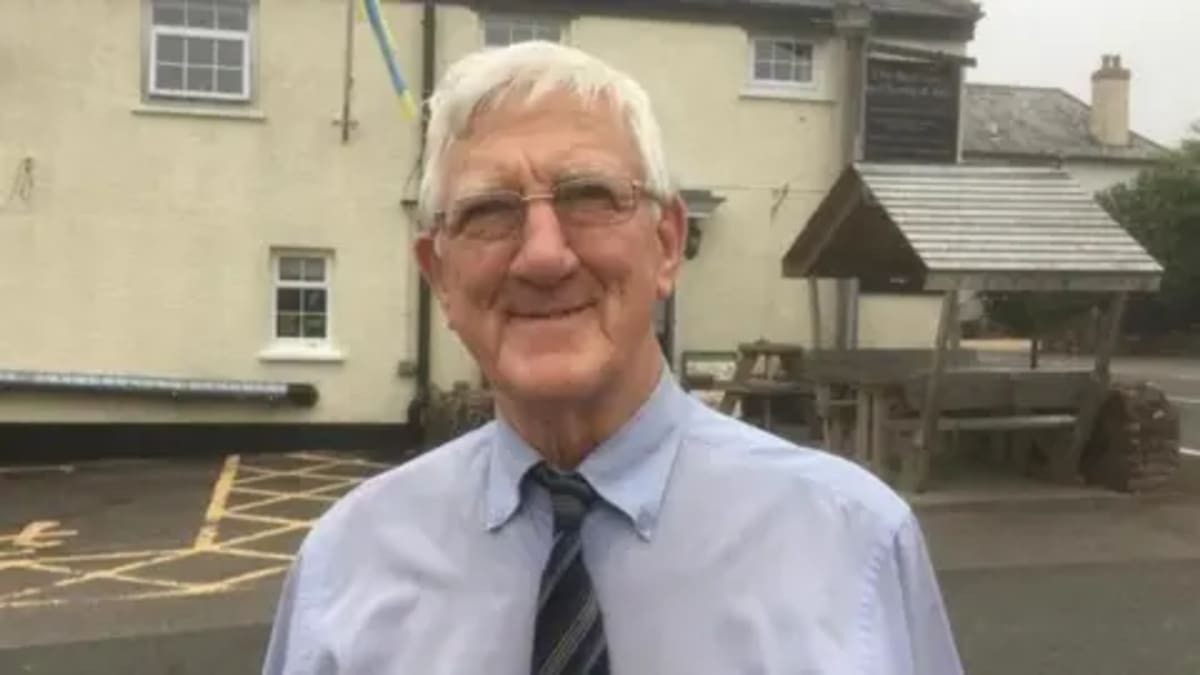 Pub Owner Honored for Helping Kids After Fatal Bus Crash - Image 2