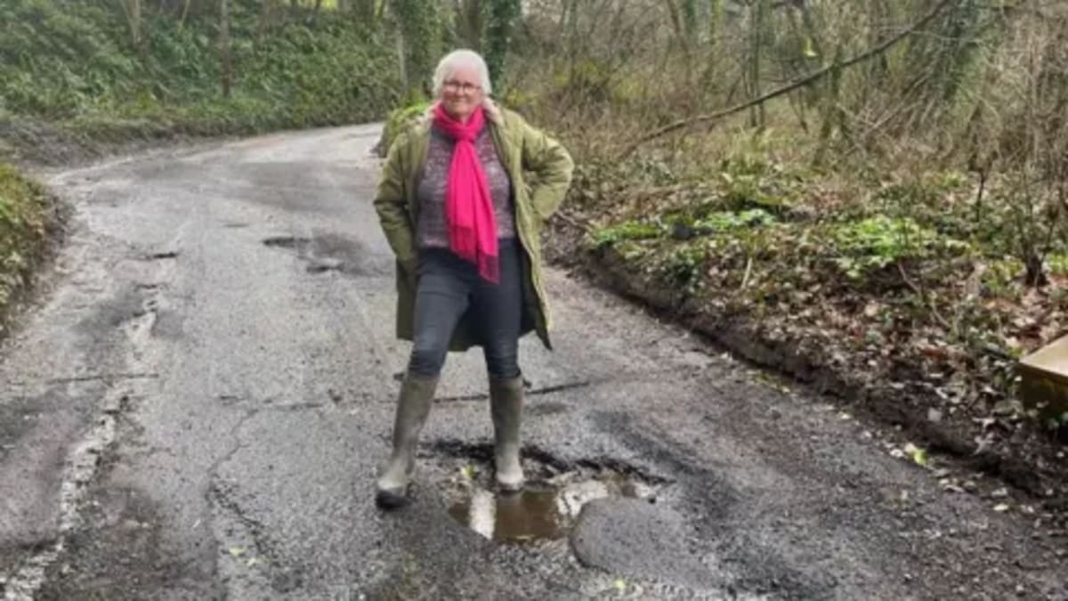 Devon Volunteers Fill 10,000 Potholes to Save Their Roads - Image 2