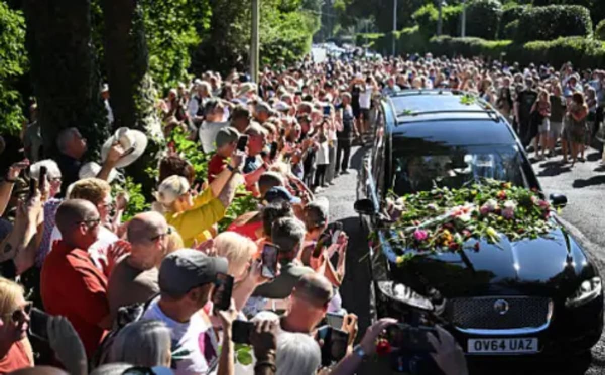 Thousands Honor Bonnie Tyler in Emotional Mumbles Farewell - Image 2