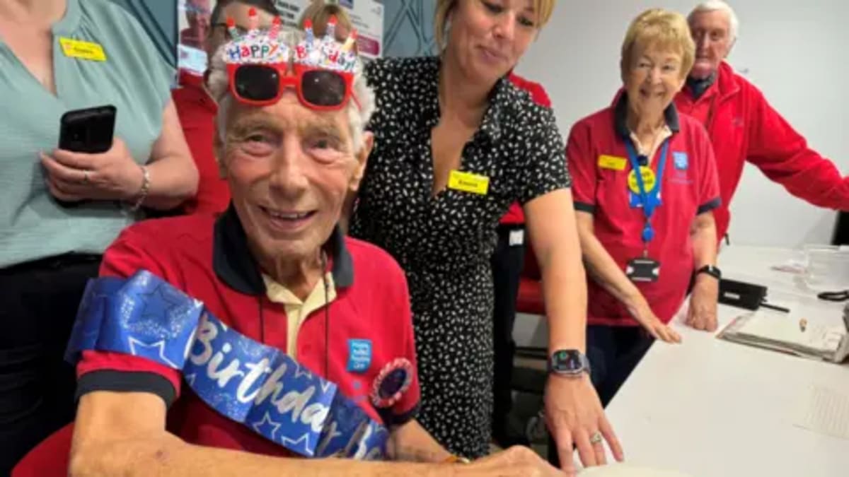 90-Year-Old Derek Helps Break Hospital Volunteer Record - Image 2