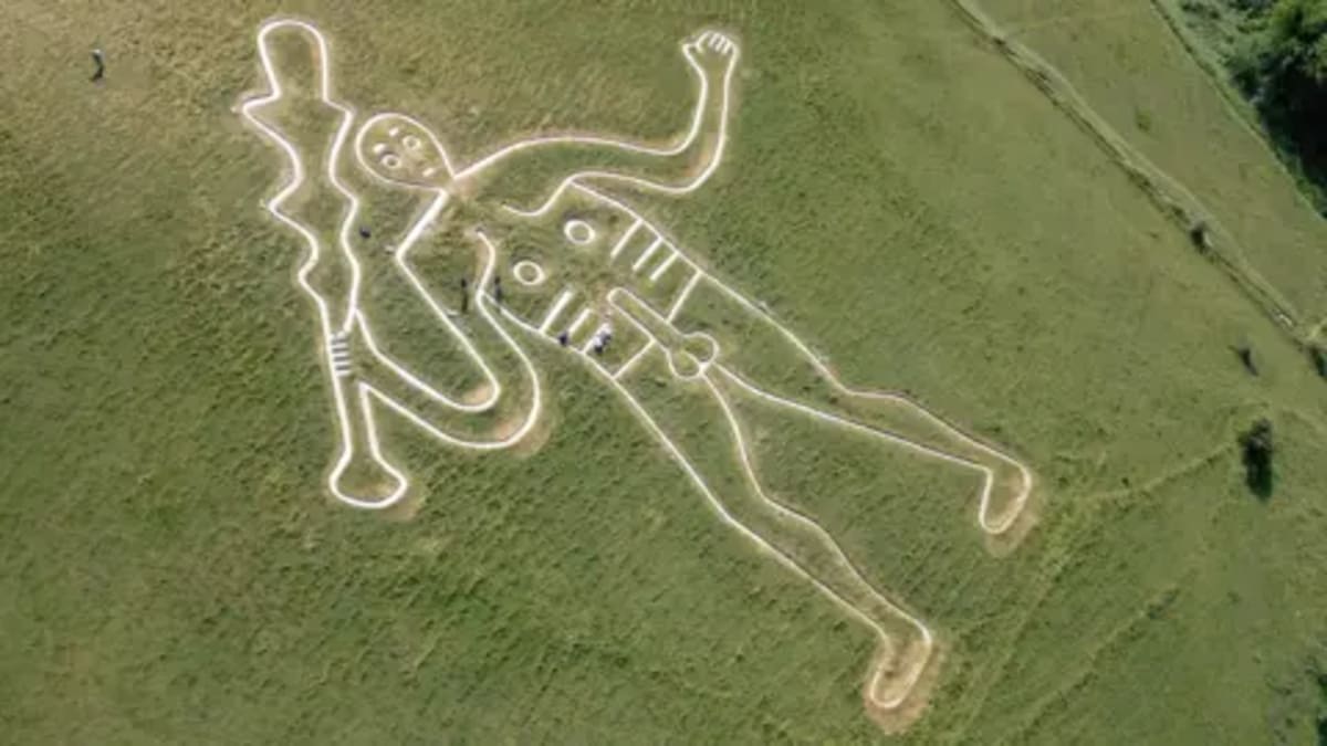 UK's Cerne Abbas Giant Gets Makeover to Fight Weather - Image 3