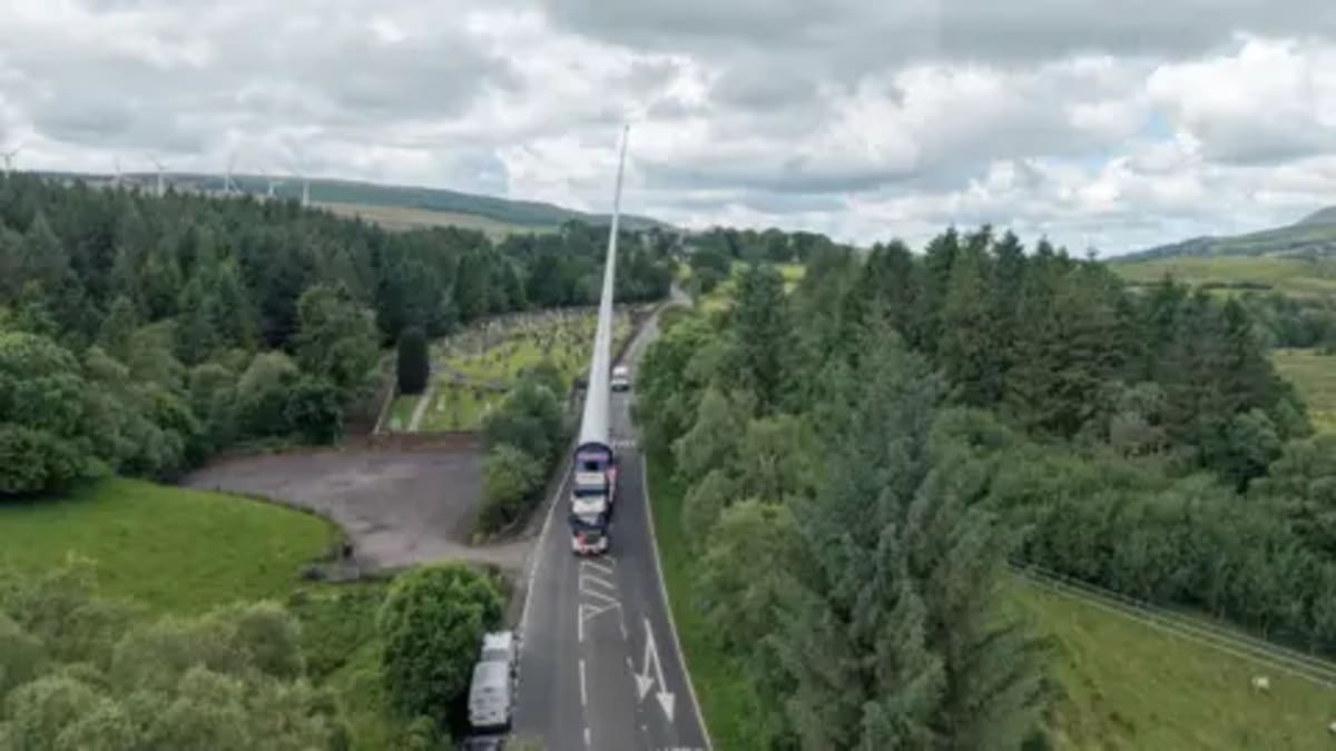 Scotland Delivers Two Giant Turbine Blades in One Convoy - Image 4