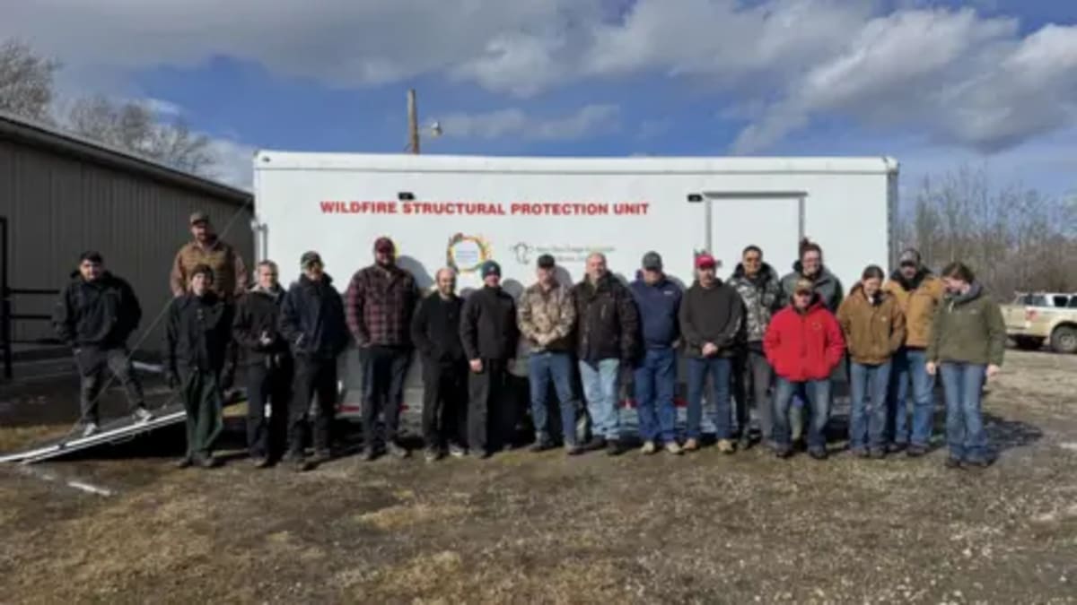 Canadians Train Neighbors to Fight Wildfires Themselves - Image 5