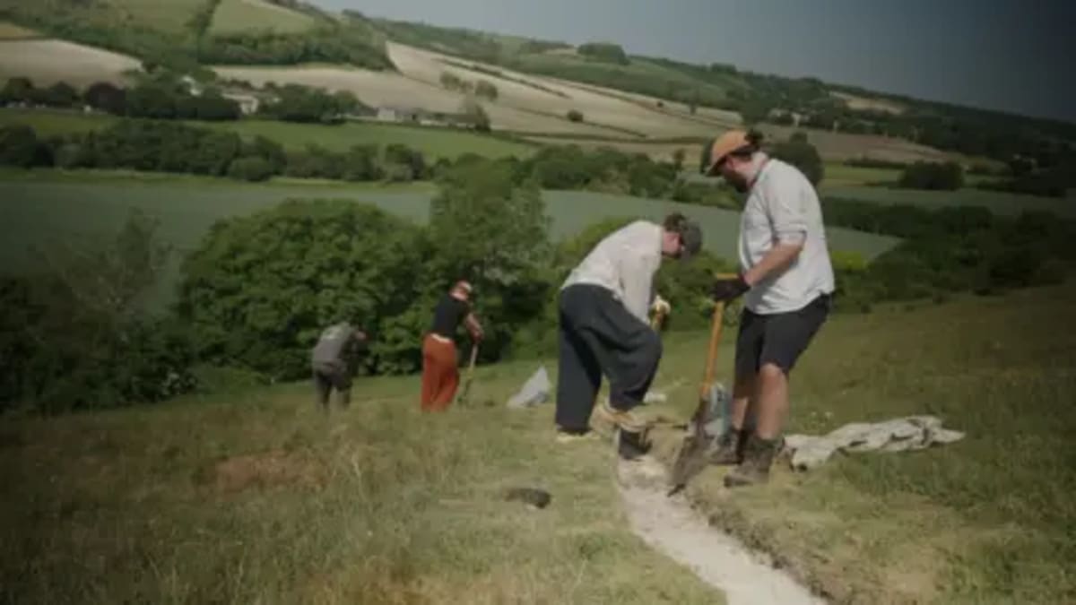 UK's Cerne Abbas Giant Gets Makeover to Fight Weather - Image 4