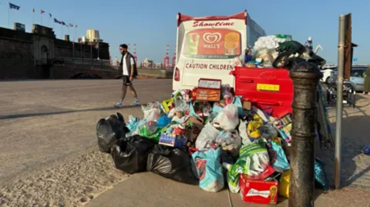 Volunteers Rally to Clean Beach After Holiday Crowd Surge - Image 3