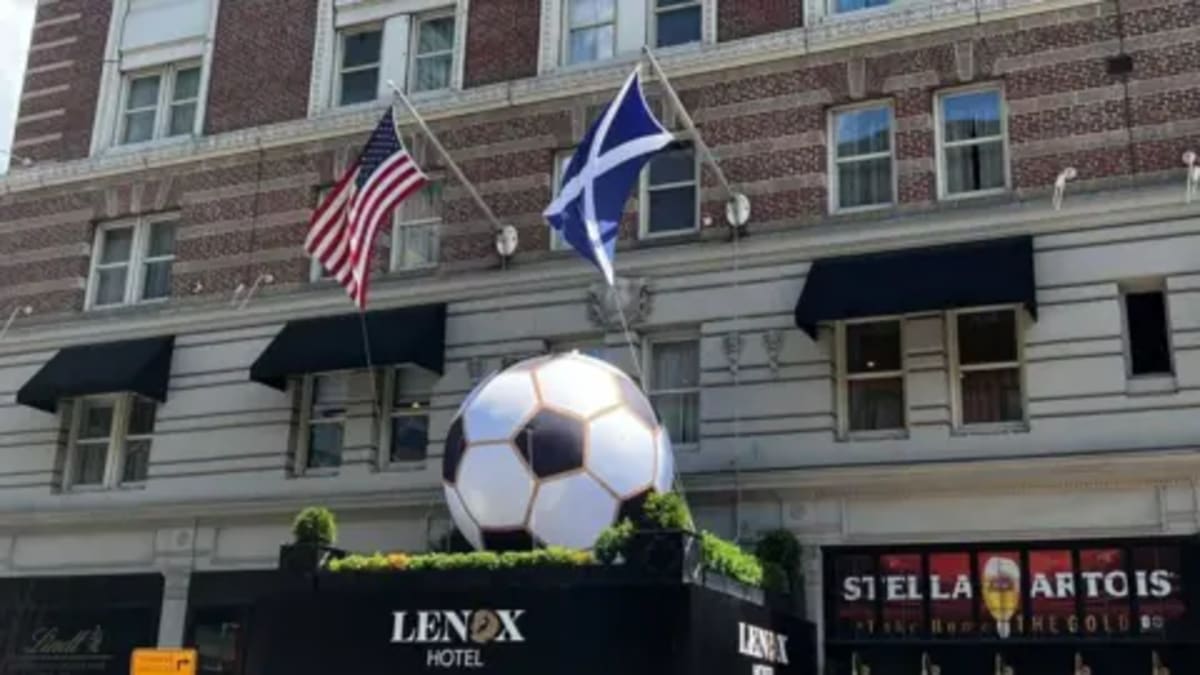 50,000 Scottish Fans Win Over Boston With Joy and Bagpipes - Image 4