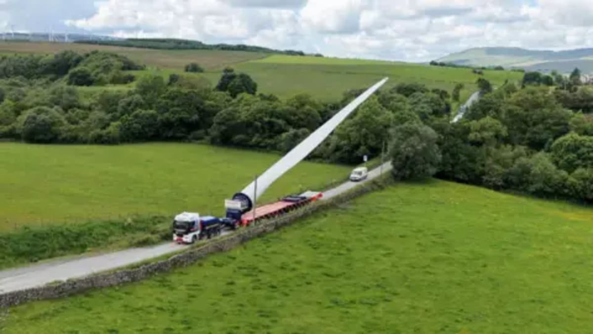 Scotland Delivers Two Giant Turbine Blades in One Convoy - Image 5