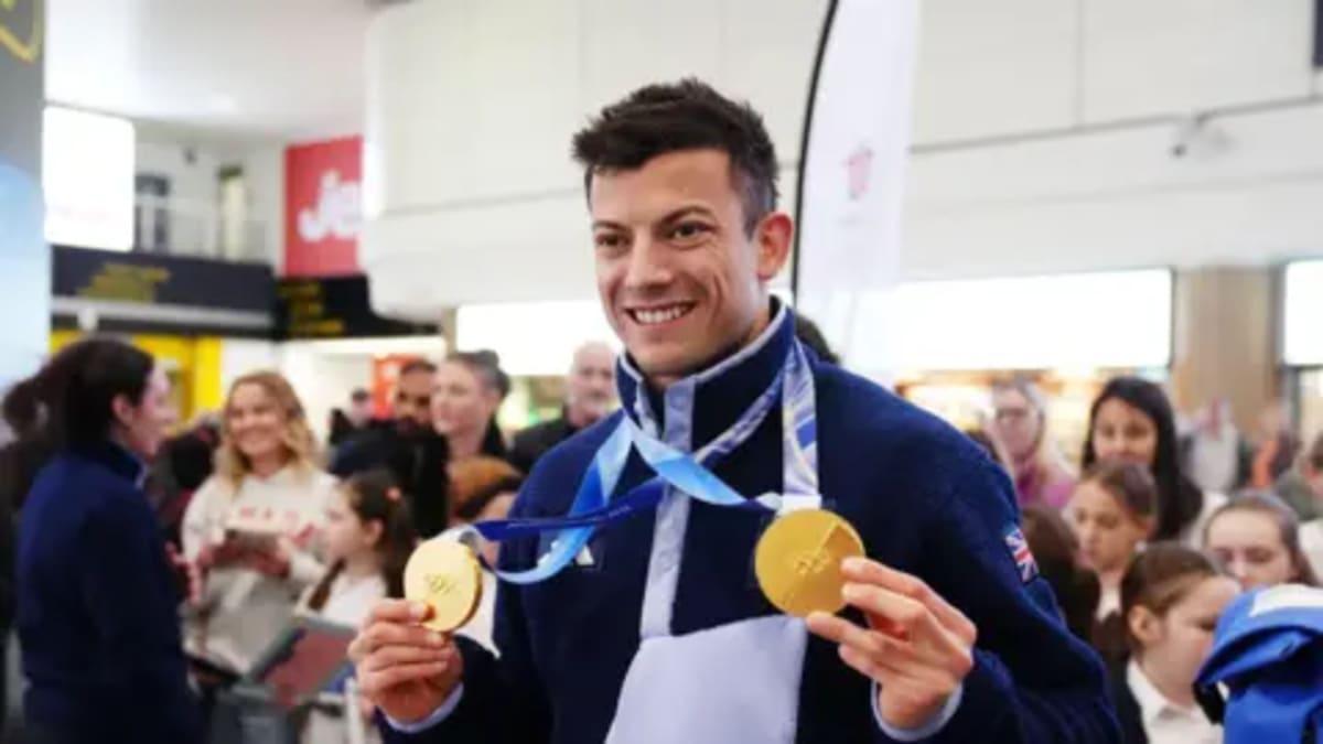 Olympic Champ Carries Gold Medals in Tom Daley Pouch - Image 2