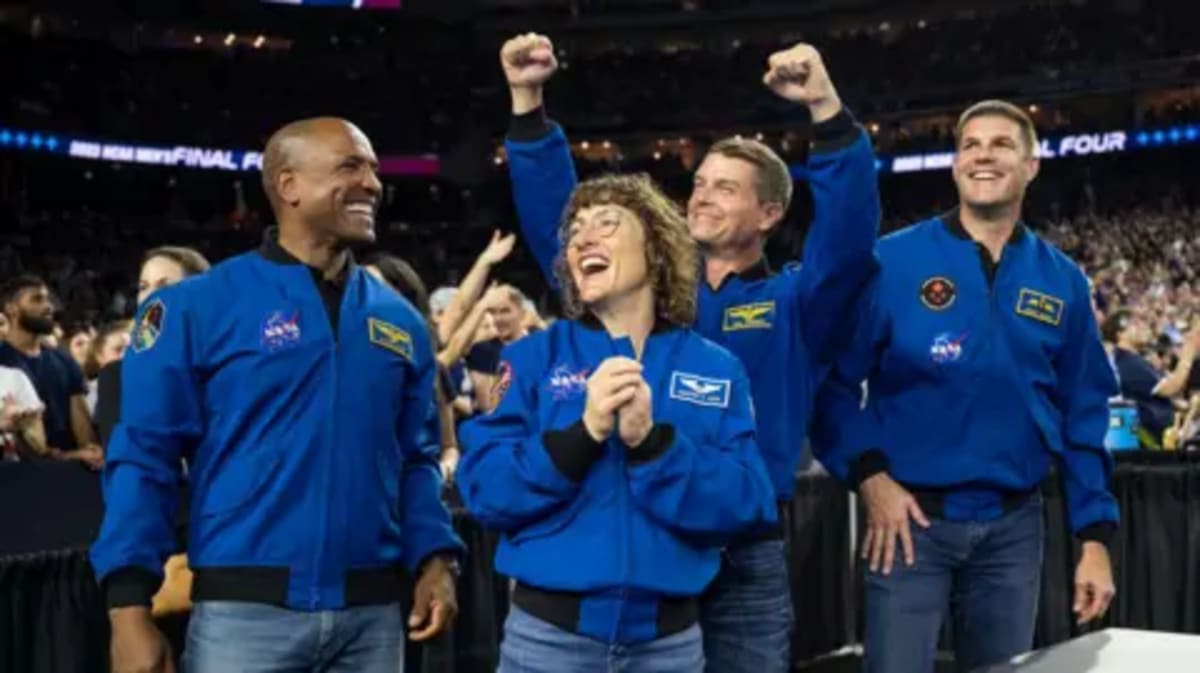 4 Astronauts Taking Love Notes and Memories to the Moon - Image 2