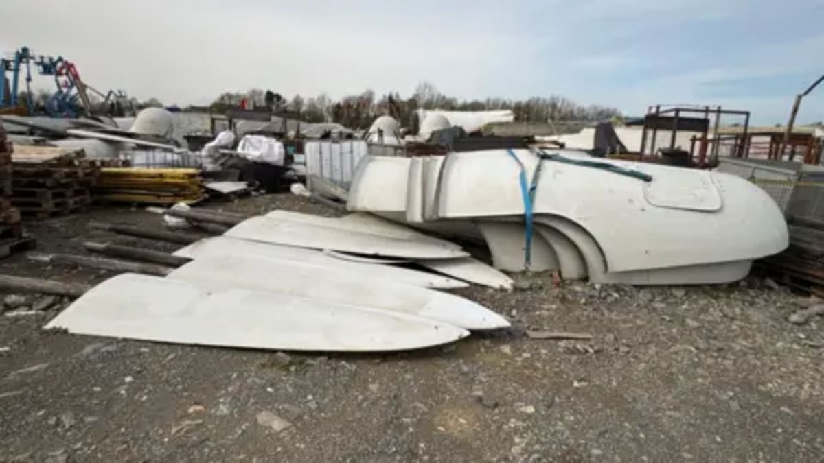 Old Wind Turbines Become Fence Posts in Ireland - Image 4