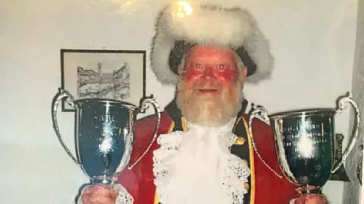 Pub Owner Honored for Helping Kids After Fatal Bus Crash - Image 3