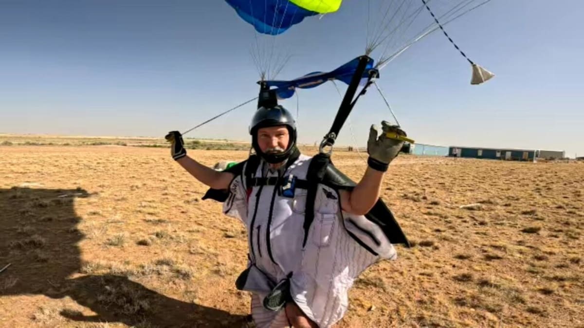 74-Year-Old Sets World Record for Oldest Wingsuit Jump - Image 3