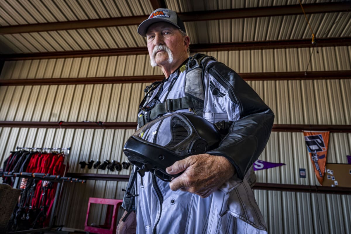 74-Year-Old Sets World Record for Oldest Wingsuit Jump - Image 5