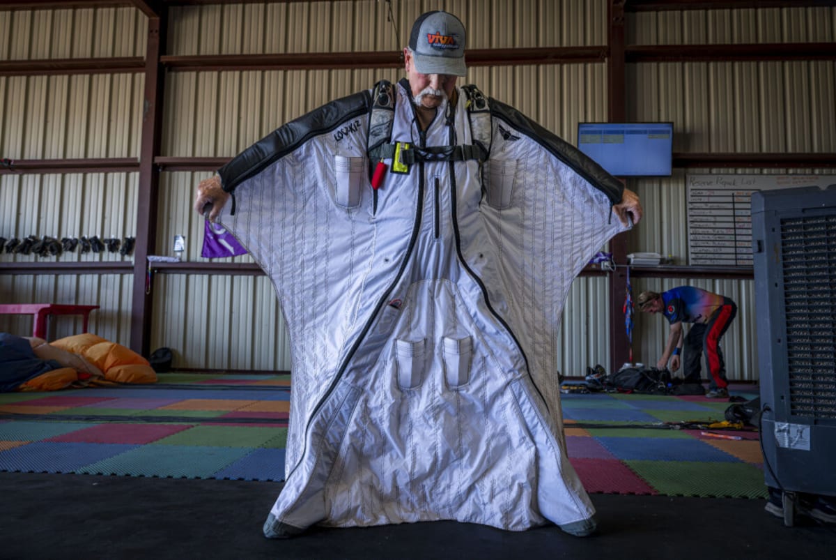 74-Year-Old Sets World Record for Oldest Wingsuit Jump - Image 2