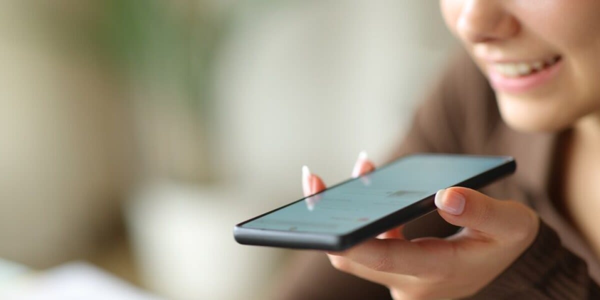 Smartphone displaying the Rogervoice app with real-time captioning of phone conversation on screen