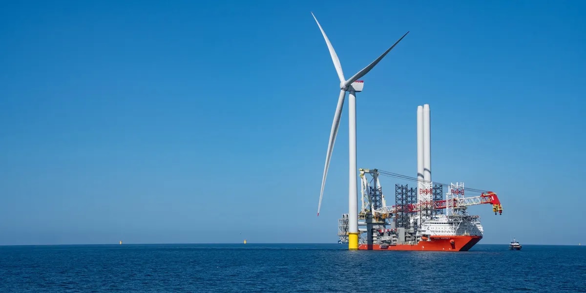 UK Installs Record 115-Meter Offshore Wind Turbine Blades