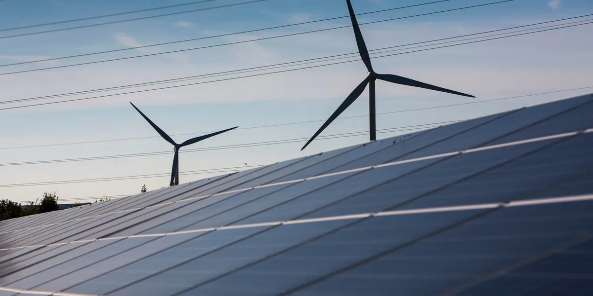 Spain's Hybrid Solar-Wind Farms Solve Power Pricing Crisis