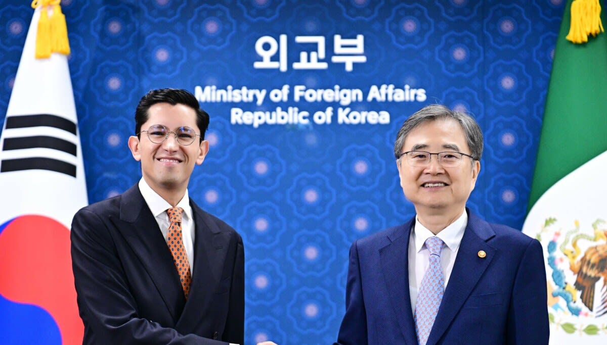 Mexican and Korean foreign ministers shaking hands at diplomatic meeting in Seoul, South Korea