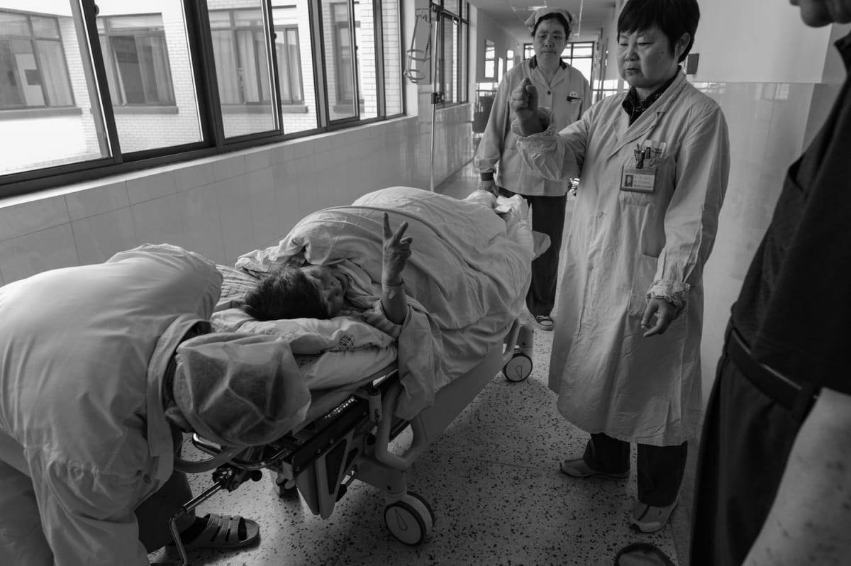 Photographer Spends 15 Years With China's Oldest IVF Mom - Image 3