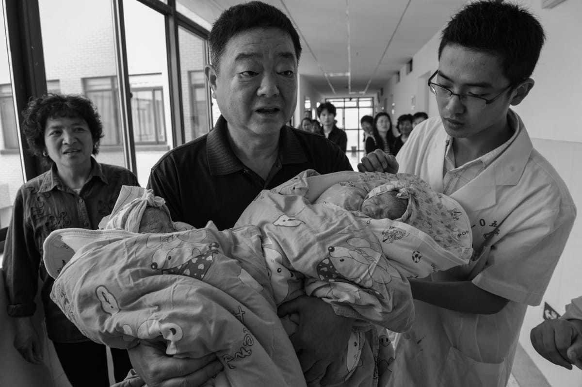 Photographer Spends 15 Years With China's Oldest IVF Mom - Image 4