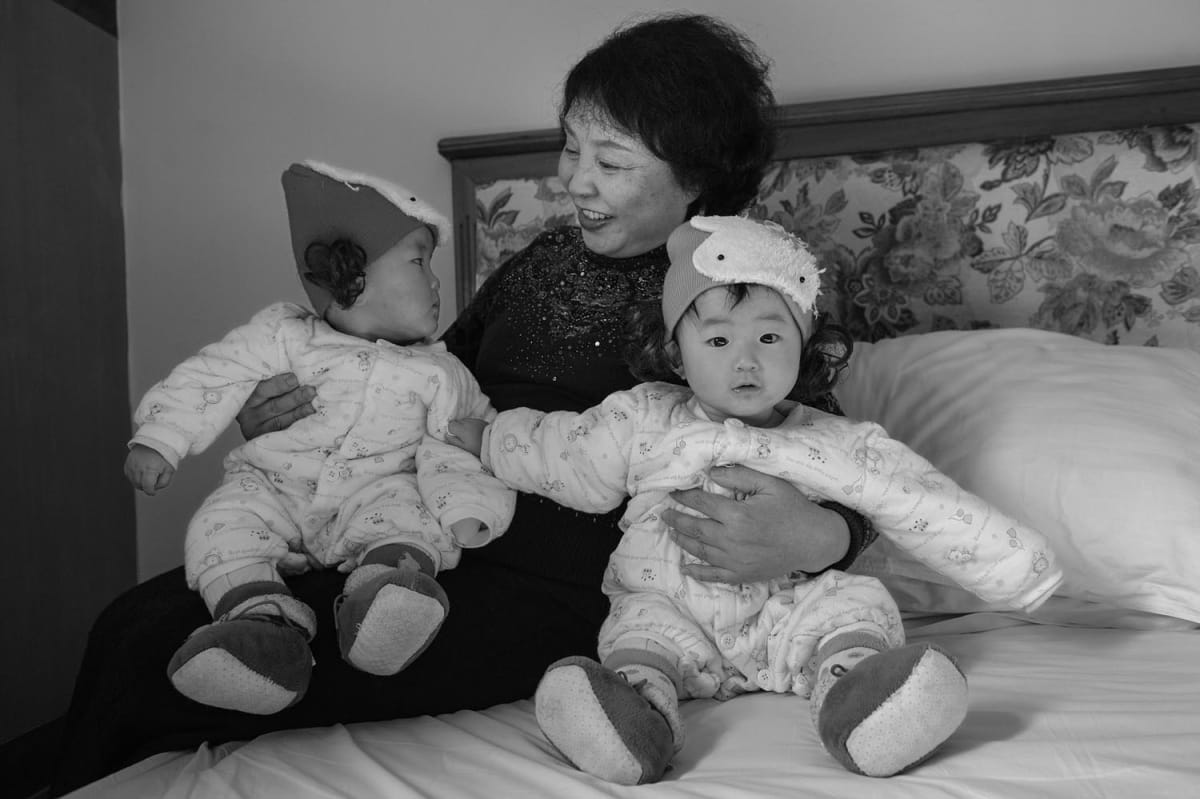 Photographer Spends 15 Years With China's Oldest IVF Mom - Image 5