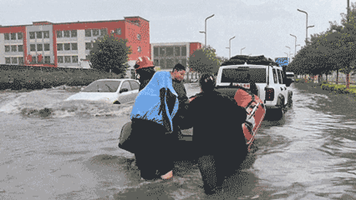 Railway Worker Dies Bringing Aid to Flood-Cut Villages - Image 4