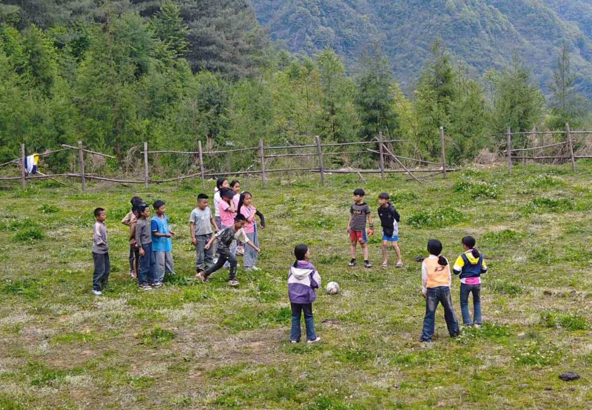 Soccer Star Returns to Remote Village to Coach Yi Children - Image 3
