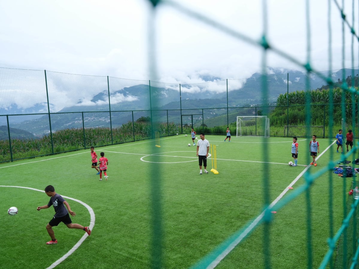 Soccer Star Returns to Remote Village to Coach Yi Children - Image 5