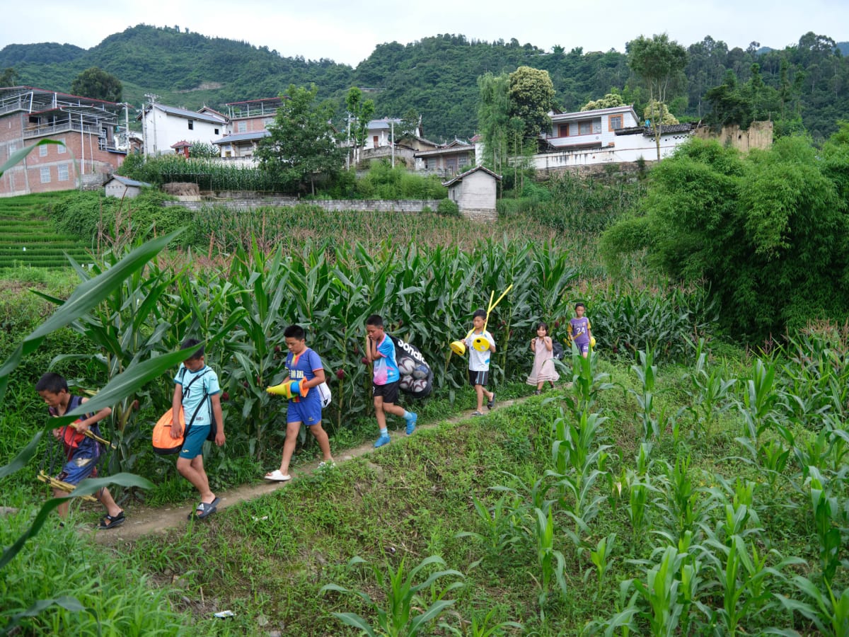 Soccer Star Returns to Remote Village to Coach Yi Children - Image 2