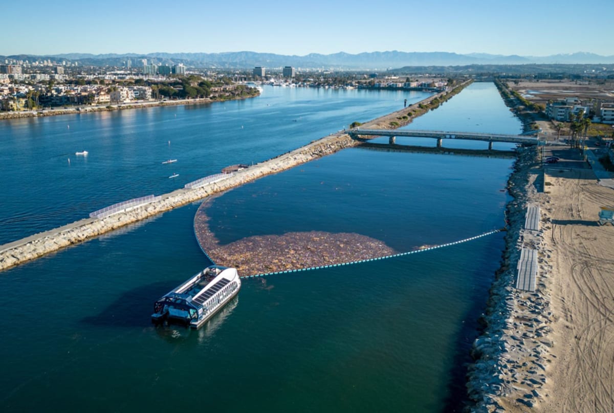 LA's Solar Barge Catches 386,000 Pounds of River Trash - Image 3