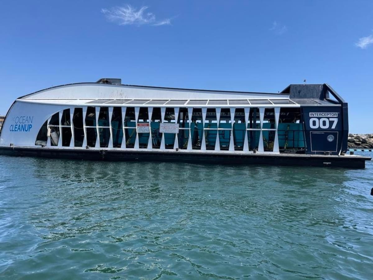 LA's Solar Barge Catches 386,000 Pounds of River Trash - Image 5