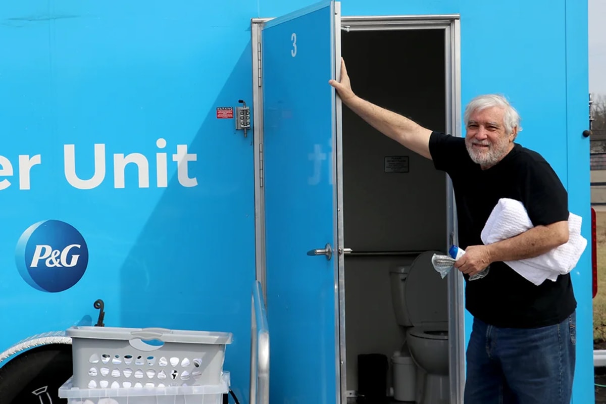 Mississippi Storm Survivor Gets Clean Laundry, Pays It Forward