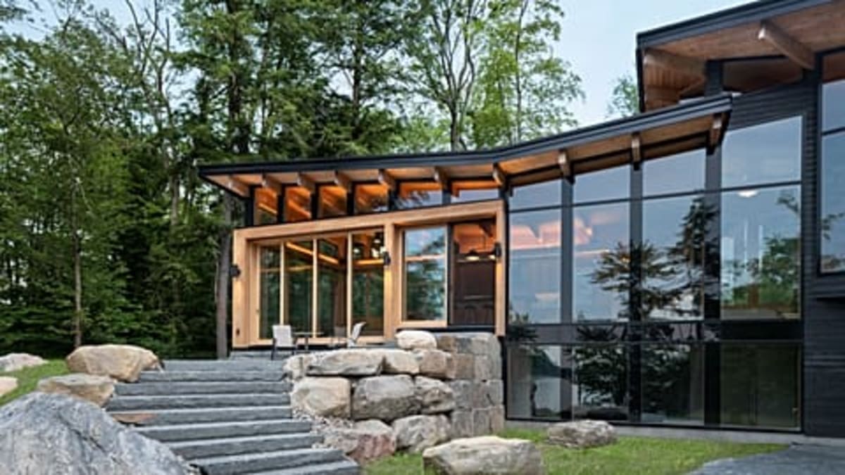 Hotels.com Offers €4,300 to Test Room Service and Robes - Image 2