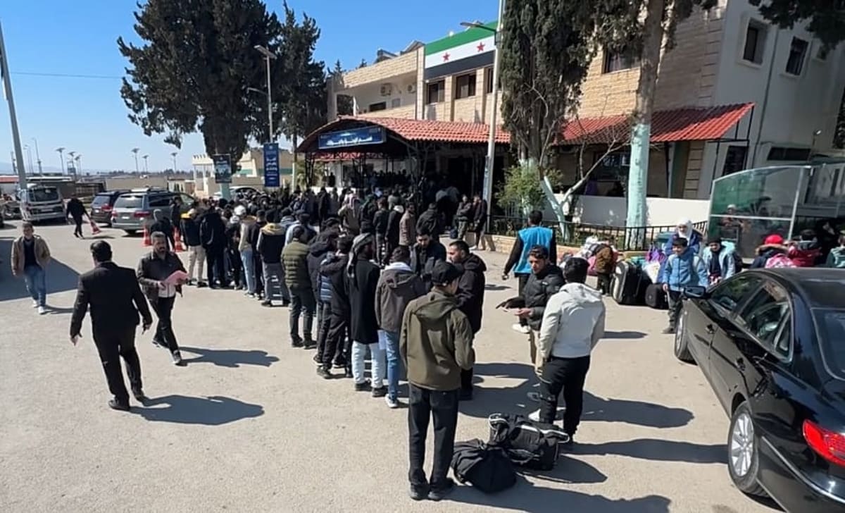 Thousands of Syrians Return Home Seeking Safety from Strikes - Image 5