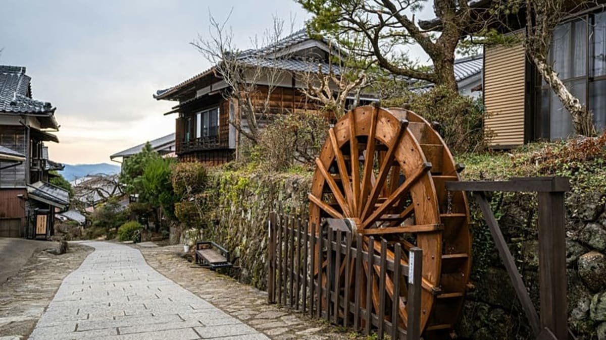 Japan Tourism Hits Record 42.7M Visitors in 2025 - Image 2