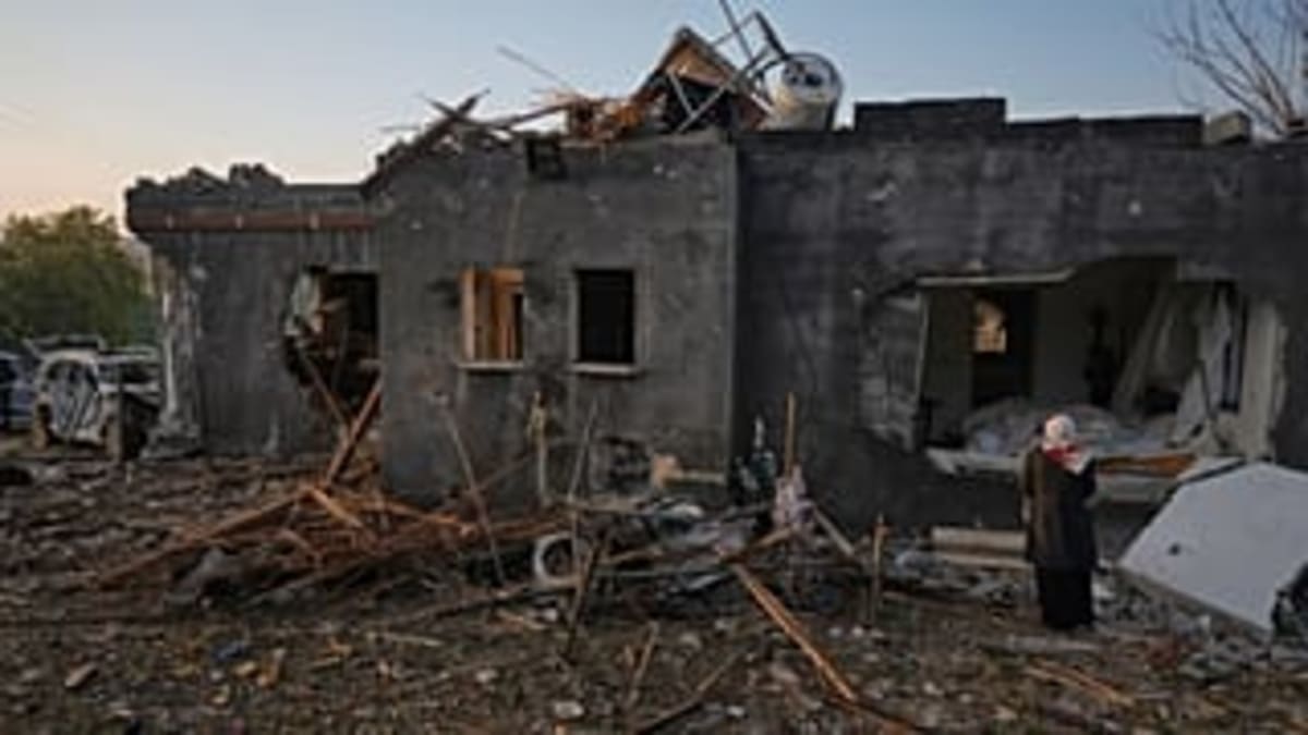 Artist Engraves Portraits on Tombstones in Pakistan - Image 5